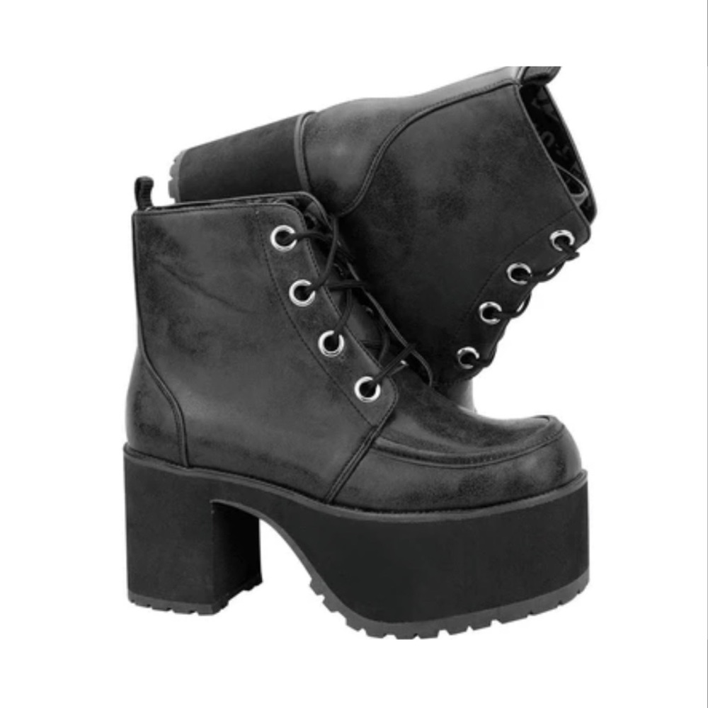 Distressed ankle nosebleed boot